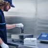Especialista de PRECITROL realizando calibración y ajuste en balanza industrial.