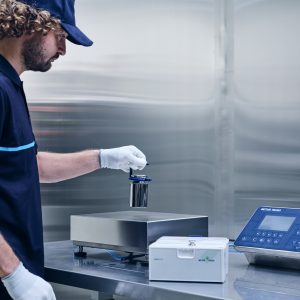Especialista de PRECITROL realizando calibración y ajuste en balanza industrial.