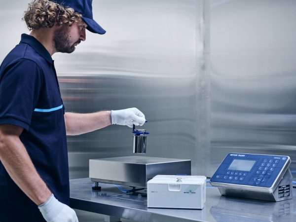 Especialista de PRECITROL realizando calibración y ajuste en balanza industrial.