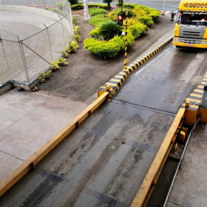 Sistema automatizado de pesaje en báscula camionera con control vehicular.